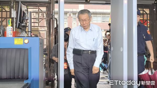 ▲▼台灣民眾黨前主席柯文哲涉犯政治獻金公益侵占罪嫌，今（28日）到台北地院出庭。（圖／記者黃哲民攝）