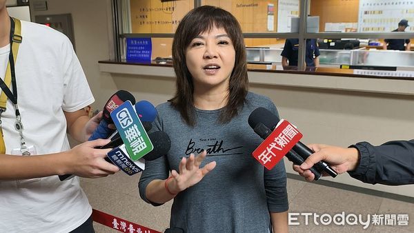 ▲▼尼奧公司負責人戴利玲今（28日）到台北地院，為柯文哲等人所涉政治獻金公益侵占案作證，指稱KP Show最高票價8800元不貴，「柯文哲的知名度，不會輸給BLACKPINK」。（圖／記者黃哲民攝）