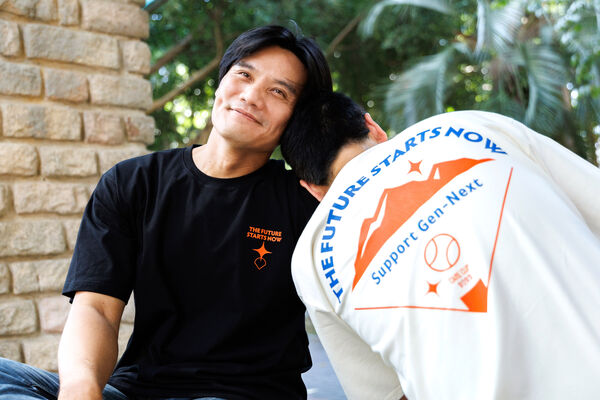 ▲原棒協理事長王勝偉（左）呼籲大家支持守護原鄉棒球計劃，大師兄林智勝號召球員穿上「The Future Starts Now」Ｔ恤支援關懷盃。（圖／原棒協提供）