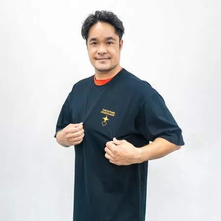 ▲原棒協理事長王勝偉（左）呼籲大家支持守護原鄉棒球計劃，大師兄林智勝號召球員穿上「The Future Starts Now」Ｔ恤支援關懷盃。（圖／原棒協提供）