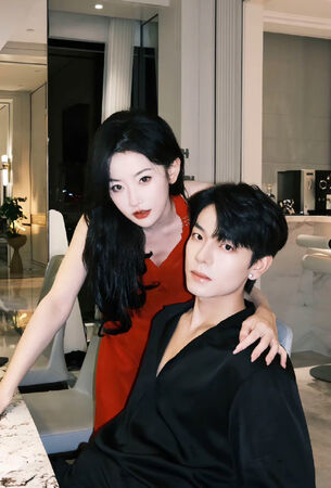 ▲曾輝和韓雨彤當街放閃。（圖／翻攝自微博）