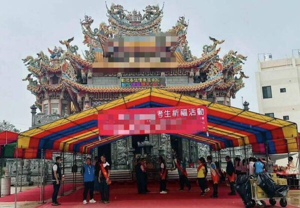 ▲考生祈福活動某鄉代合照時手滑向女學生臀部遭依涉性騷起訴。（圖／民眾提供）