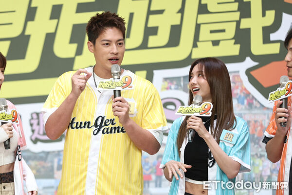 ▲許孟哲、蔡黃汝出席《飢餓遊戲》九周年記者會。（圖／記者林敬旻攝）