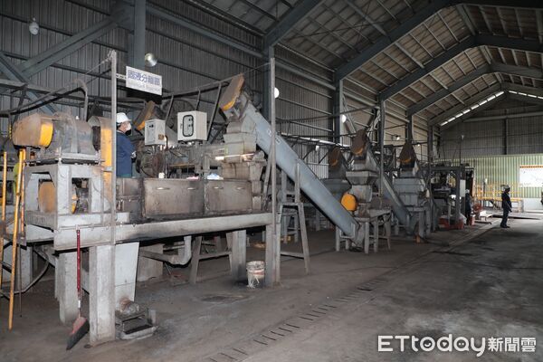 ▲台南市長黃偉哲視察城西廚餘高速發酵廠，了解廚餘自動化發酵流程及防疫作業情形。（記者林東良翻攝，下同）