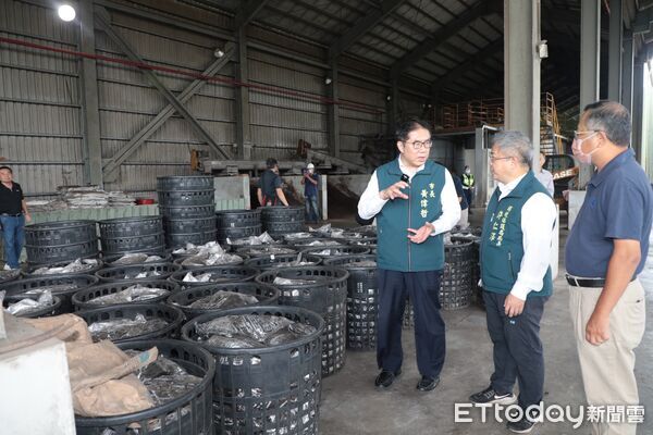 ▲台南市長黃偉哲視察城西廚餘高速發酵廠，了解廚餘自動化發酵流程及防疫作業情形。（記者林東良翻攝，下同）