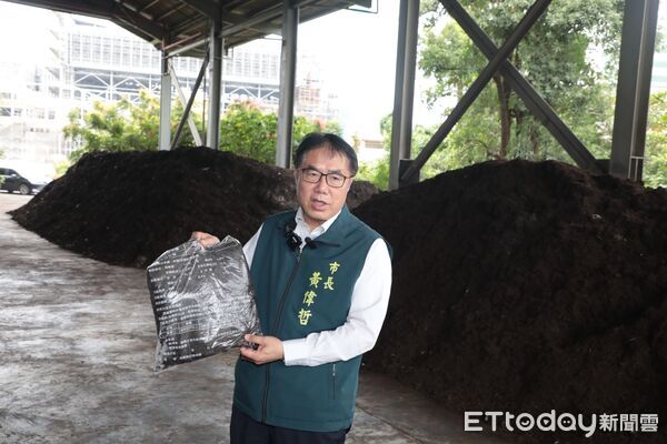 ▲台南市長黃偉哲視察城西廚餘高速發酵廠，了解廚餘自動化發酵流程及防疫作業情形。（記者林東良翻攝，下同）