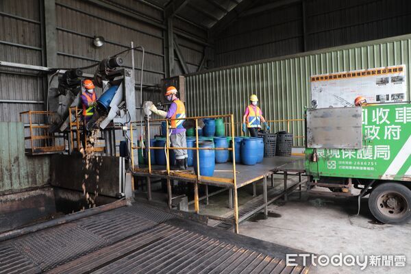 ▲台南市長黃偉哲視察城西廚餘高速發酵廠，了解廚餘自動化發酵流程及防疫作業情形。（記者林東良翻攝，下同）