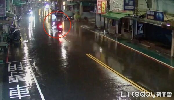 ▲▼林男與許姓老翁在路中對撞，警方及救護人員到場處理             。（圖／記者陳以昇翻攝）