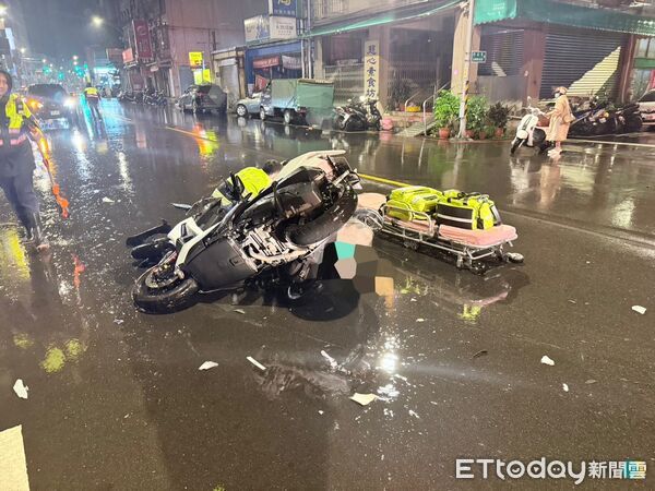 ▲▼林男與許姓老翁在路中對撞，警方及救護人員到場處理             。（圖／記者陳以昇翻攝）