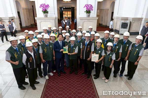 ▲大台南總工會與做工行善團志工代表進入總統府受勉，總統賴清德肯定「人民幫助人民」的善行力量。（圖／記者林東良翻攝，下同）