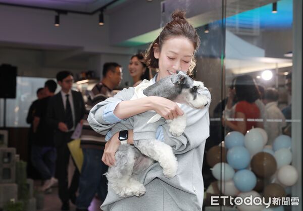 ▲▼「寵物明星雪寶」X潘慧如出席 HAHA HOUSE 開幕剪綵。（圖／記者周宸亘攝）
