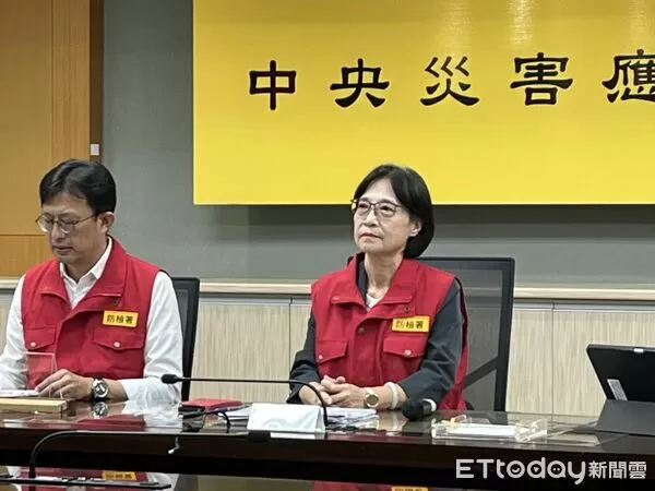 ▲▼農業部防檢署長杜麗華（圖右）出席今天中央災害應變中心說明非洲豬瘟。（圖／記者許敏溶攝）
