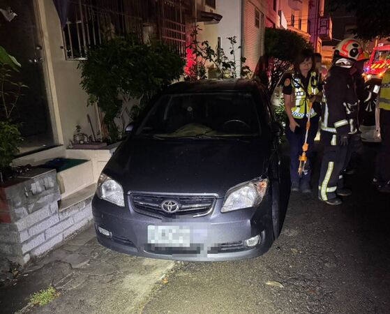 ▲許男酒駕行經巷弄時撞到一旁停放車輛，不慎翻覆。（圖／民眾提供）