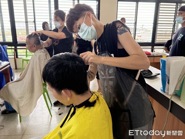 ▲勞工局28日與大台南美髮美容技術指導員職業工會攜手，前往新營區心德慈化教養院舉辦愛心義剪。（圖／記者林東良翻攝，下同）