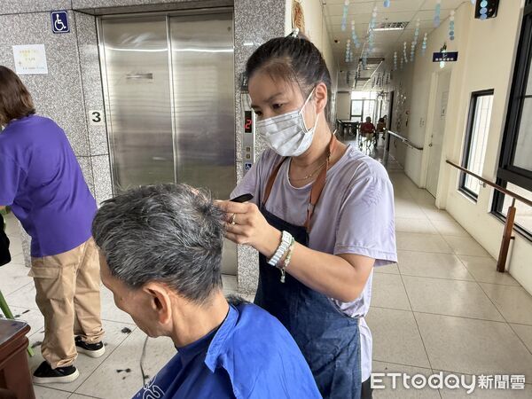 ▲勞工局28日與大台南美髮美容技術指導員職業工會攜手，前往新營區心德慈化教養院舉辦愛心義剪。（圖／記者林東良翻攝，下同）