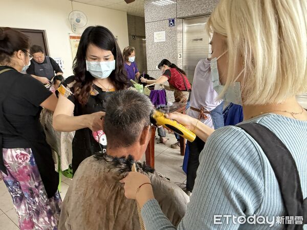 ▲勞工局28日與大台南美髮美容技術指導員職業工會攜手，前往新營區心德慈化教養院舉辦愛心義剪。（圖／記者林東良翻攝，下同）