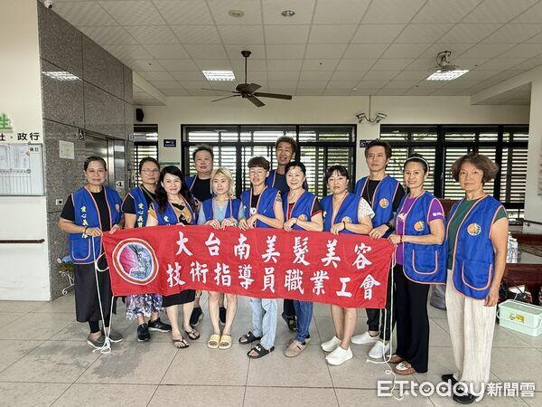 ▲勞工局28日與大台南美髮美容技術指導員職業工會攜手，前往新營區心德慈化教養院舉辦愛心義剪。（圖／記者林東良翻攝，下同）