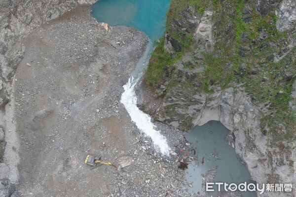 ▲▼加派2台500噸級大型挖土機將深槽線再加深擴寬，引流水量增加。（圖／花蓮分署提供，下同）