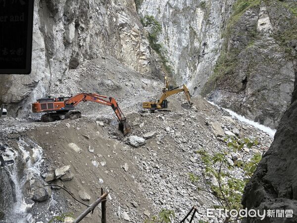 ▲▼加派2台500噸級大型挖土機將深槽線再加深擴寬，引流水量增加。（圖／花蓮分署提供，下同）
