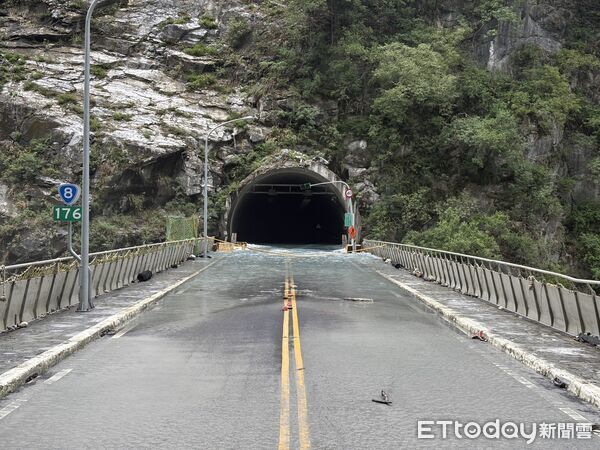▲▼加派2台500噸級大型挖土機將深槽線再加深擴寬，引流水量增加。（圖／花蓮分署提供，下同）