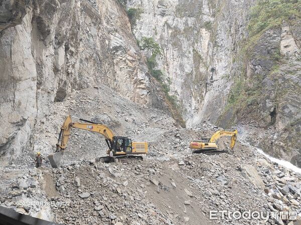 ▲▼加派2台500噸級大型挖土機將深槽線再加深擴寬，引流水量增加。（圖／花蓮分署提供，下同）