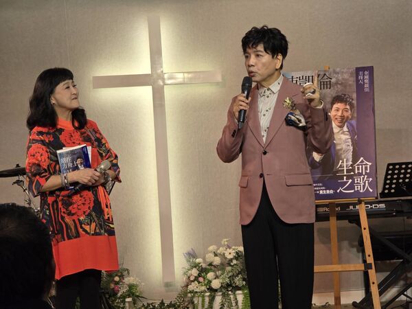 ▲陳凱倫新書記者會，秀出多年33年前與劉德華合照 。（圖／陳凱倫影視工作室，記者葉文正攝）