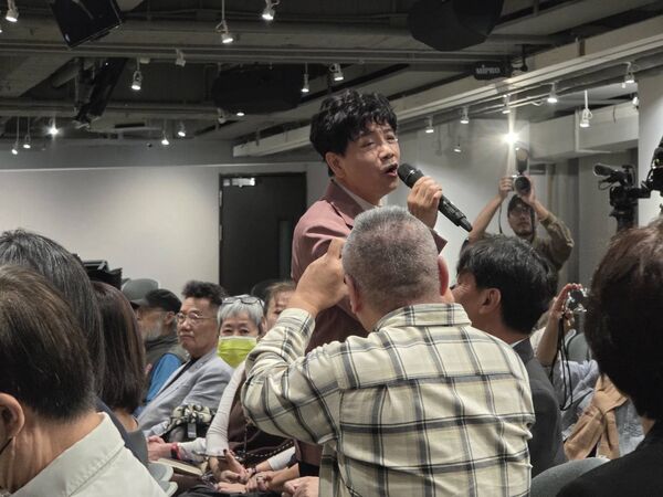 ▲陳凱倫新書記者會，秀出多年33年前與劉德華合照 。（圖／陳凱倫影視工作室，記者葉文正攝）