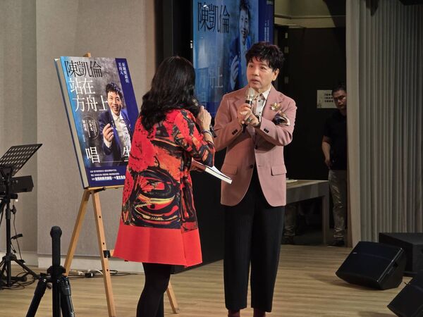 ▲陳凱倫新書記者會，秀出多年33年前與劉德華合照 。（圖／陳凱倫影視工作室，記者葉文正攝）