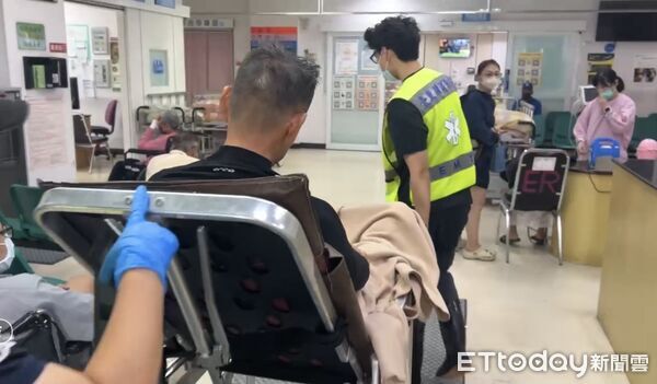 ▲男子玩風浪板遭魚擦傷。（圖／記者楊晨東翻攝）