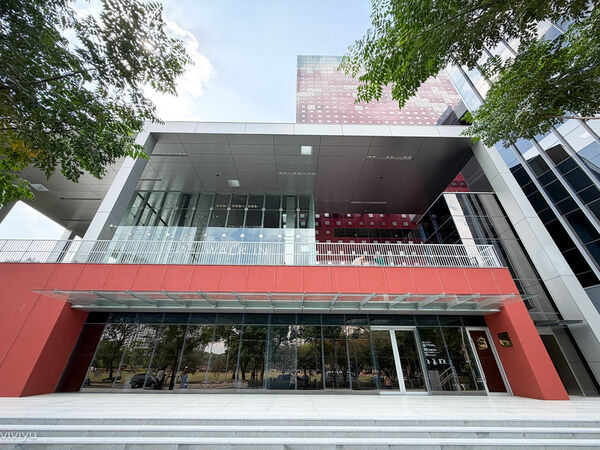 ▲▼林口網美咖啡廳「WALK IN林口檔案館店」坐擁國家檔案館美景，品味質感甜點的藝文新地標。（圖／部落客VIVIYU提供）