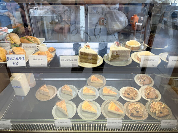 ▲▼林口網美咖啡廳「WALK IN林口檔案館店」坐擁國家檔案館美景，品味質感甜點的藝文新地標。（圖／部落客VIVIYU提供）