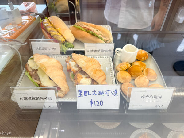 ▲▼林口網美咖啡廳「WALK IN林口檔案館店」坐擁國家檔案館美景，品味質感甜點的藝文新地標。（圖／部落客VIVIYU提供）