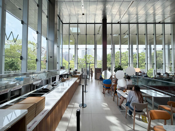 ▲▼林口網美咖啡廳「WALK IN林口檔案館店」坐擁國家檔案館美景，品味質感甜點的藝文新地標。（圖／部落客VIVIYU提供）