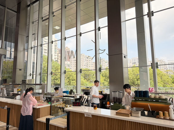 ▲▼林口網美咖啡廳「WALK IN林口檔案館店」坐擁國家檔案館美景，品味質感甜點的藝文新地標。（圖／部落客VIVIYU提供）