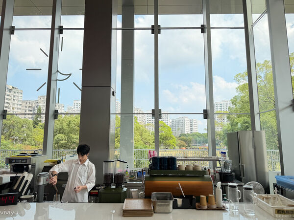 ▲▼林口網美咖啡廳「WALK IN林口檔案館店」坐擁國家檔案館美景，品味質感甜點的藝文新地標。（圖／部落客VIVIYU提供）