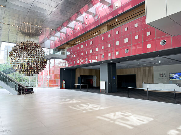 ▲▼林口網美咖啡廳「WALK IN林口檔案館店」坐擁國家檔案館美景，品味質感甜點的藝文新地標。（圖／部落客VIVIYU提供）