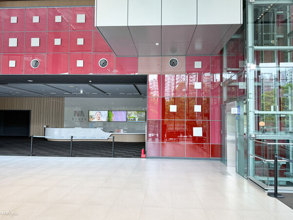 ▲▼林口網美咖啡廳「WALK IN林口檔案館店」坐擁國家檔案館美景，品味質感甜點的藝文新地標。（圖／部落客VIVIYU提供）