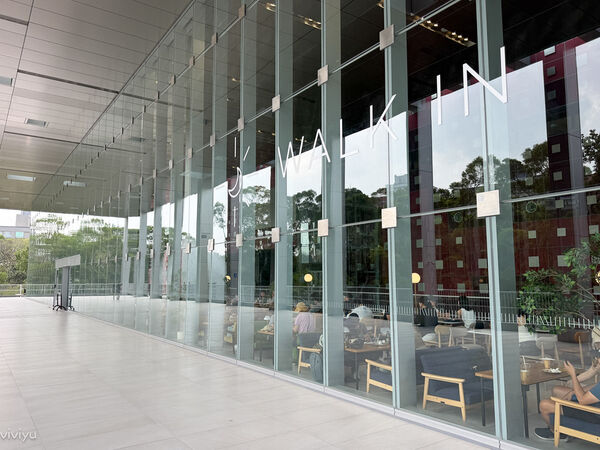 ▲▼林口網美咖啡廳「WALK IN林口檔案館店」坐擁國家檔案館美景，品味質感甜點的藝文新地標。（圖／部落客VIVIYU提供）