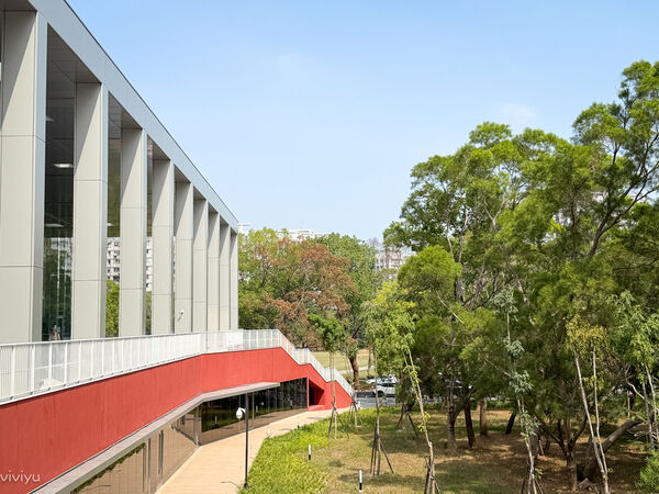 ▲▼林口網美咖啡廳「WALK IN林口檔案館店」坐擁國家檔案館美景，品味質感甜點的藝文新地標。（圖／部落客VIVIYU提供）