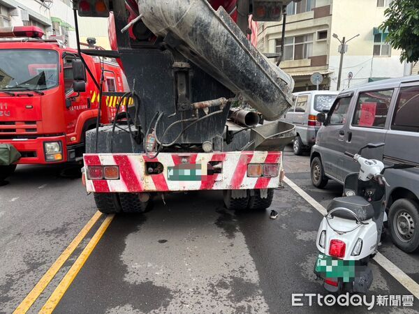 ▲台南東區樹林街28日下午發生機車與水泥車事故，婦人右前臂斷肢送醫。（民眾提供，下同）