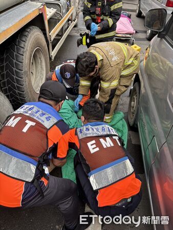 ▲台南東區樹林街28日下午發生機車與水泥車事故，婦人右前臂斷肢送醫。（民眾提供，下同）