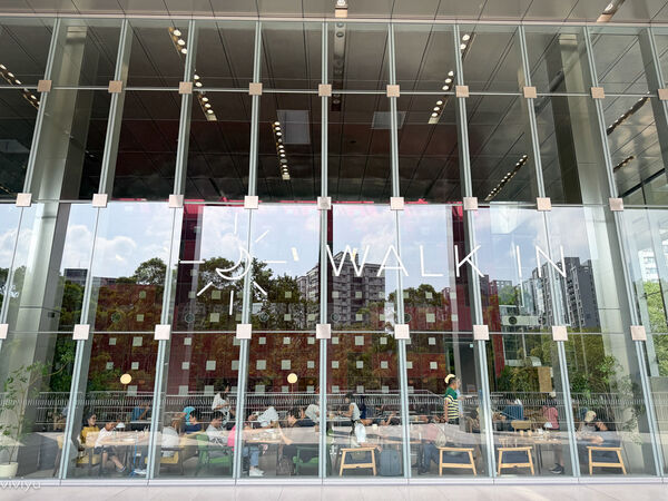 ▲▼林口網美咖啡廳「WALK IN林口檔案館店」坐擁國家檔案館美景，品味質感甜點的藝文新地標。（圖／部落客VIVIYU提供）
