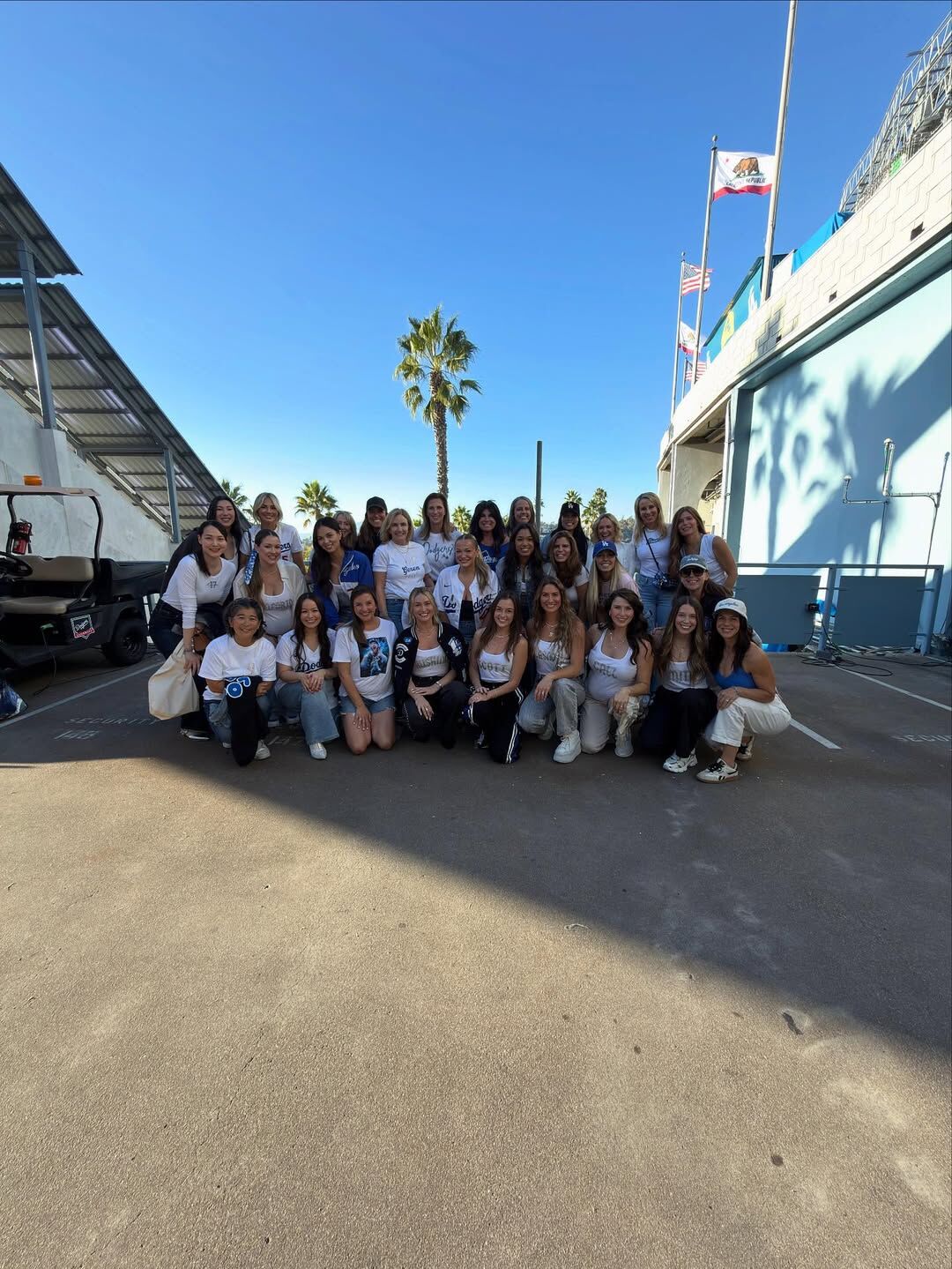 ▲▼道奇大嫂團「It&rsquo;s Showtime！」。（圖／截自IG:ladodgerwives）