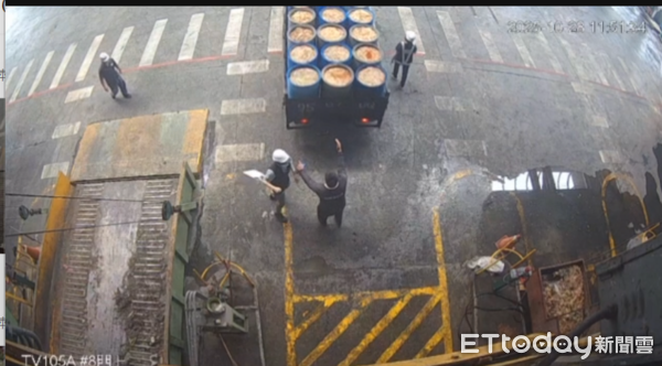 ▲屏東縣環保局查獲不肖業者強行闖入屏東縣焚化廠偷倒廚餘。（圖／屏東縣環保局提供）