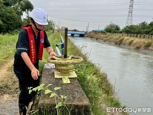 ▲台南市消防局第二救災救護大隊，28日於嘉南大圳北幹線珊瑚路段舉行高風險水域救援演練，強化實戰應變能量。（記者林東良翻攝，下同）