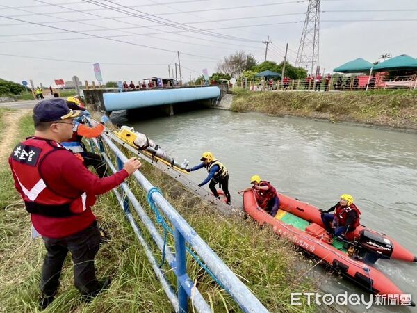 ▲台南市消防局第二救災救護大隊，28日於嘉南大圳北幹線珊瑚路段舉行高風險水域救援演練，強化實戰應變能量。（記者林東良翻攝，下同）