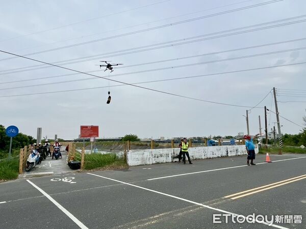 ▲台南市消防局第二救災救護大隊，28日於嘉南大圳北幹線珊瑚路段舉行高風險水域救援演練，強化實戰應變能量。（記者林東良翻攝，下同）