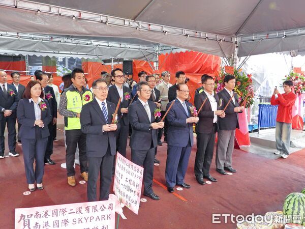 ▲▼南港區最大都市更新案、台鐵棟大樓今舉辦上梁典禮儀式。（圖／台鐵公司提供）