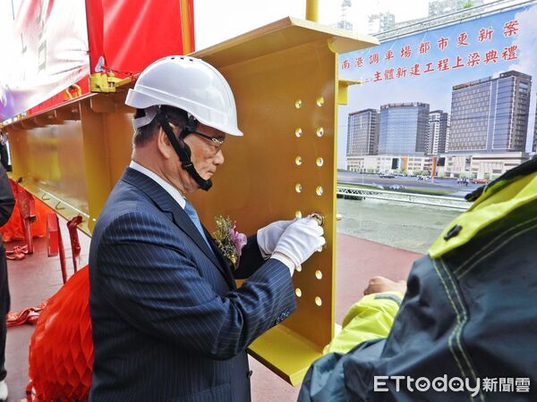 ▲▼南港區最大都市更新案、台鐵棟大樓今舉辦上梁典禮儀式。（圖／台鐵公司提供）