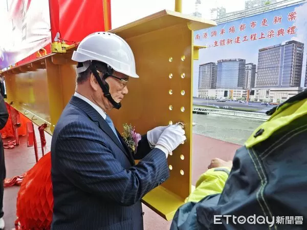▲▼南港區最大都市更新案、台鐵棟大樓今舉辦上梁典禮儀式。（圖／台鐵公司提供）